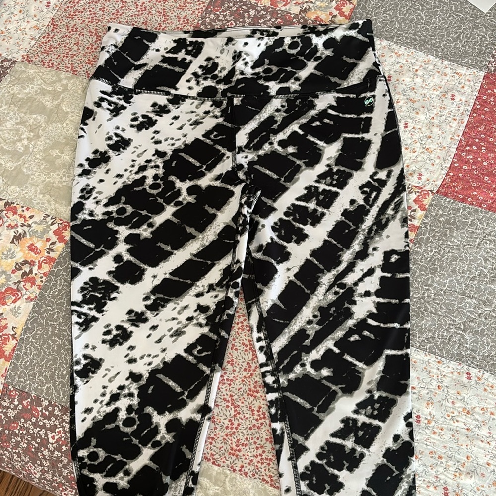 ABS ATHLETIC CAPRI LENGTH LEGGINGS-Black/White/Gray Print in Size XL
